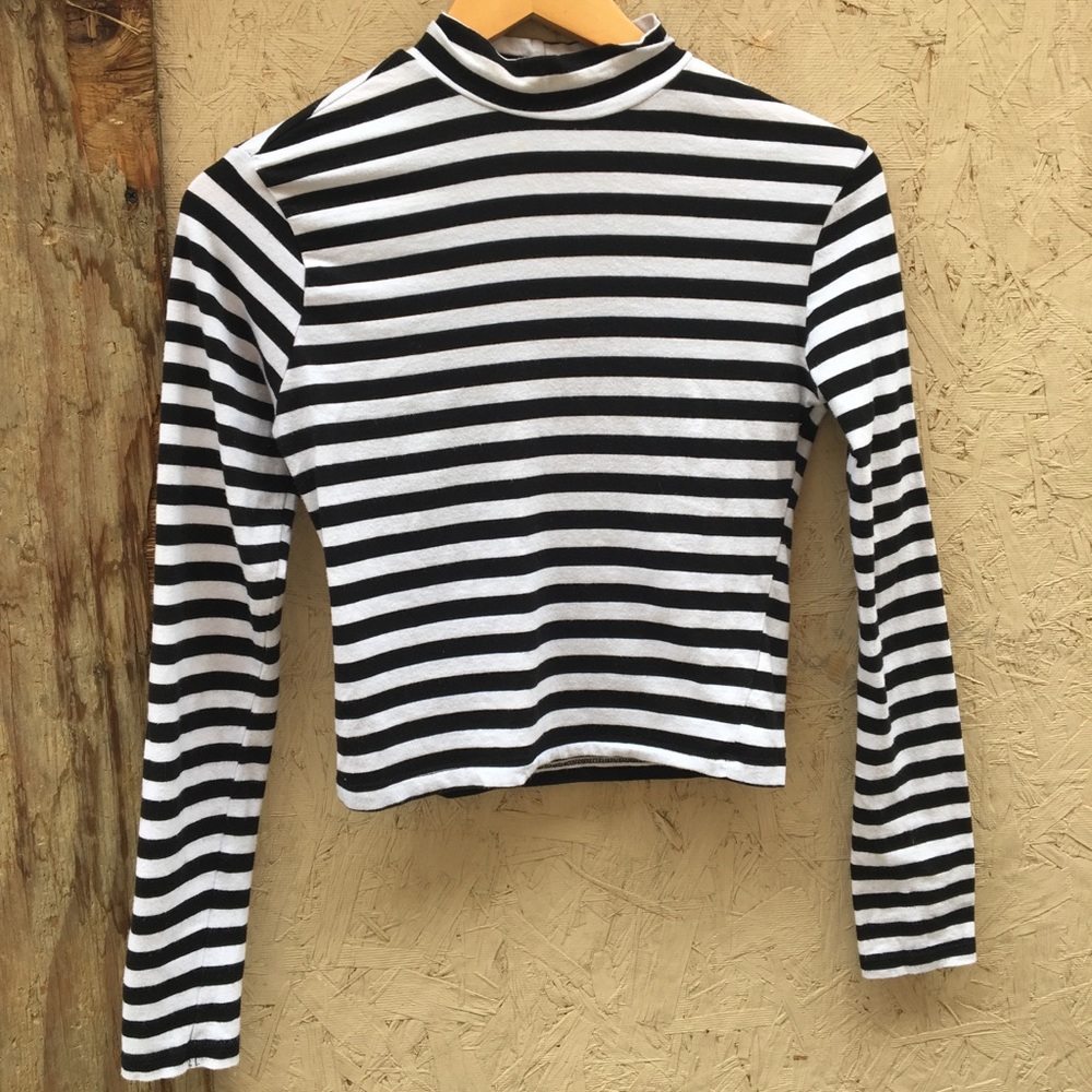 DIVIDED long sleeve striped crop top